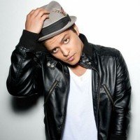 布鲁诺·马尔斯(Bruno Mars)——欧美在20世纪10年代拥有排行榜第一名的音乐艺术家，他们不在本世纪前50位最伟大的艺术家之列