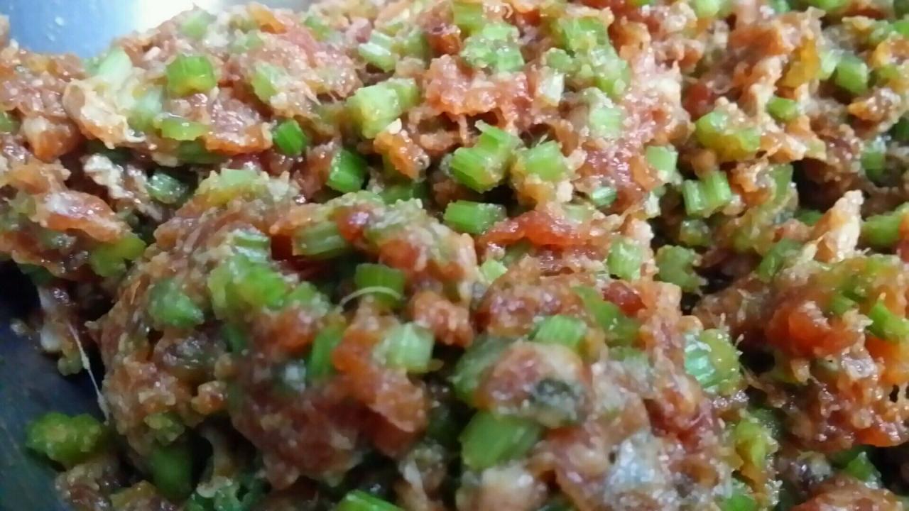 芹菜猪肉饺子馅的做法（芹菜猪肉饺子调馅小妙招）