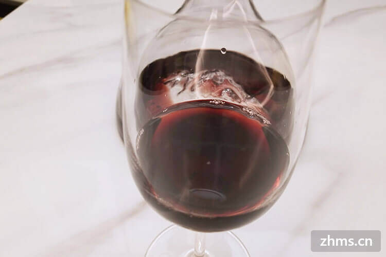 葡萄酒和干红的差别是什么(葡萄酒和干红的酒精一样吗)